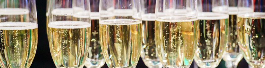 Sektgläser mit Sekt gefüllt