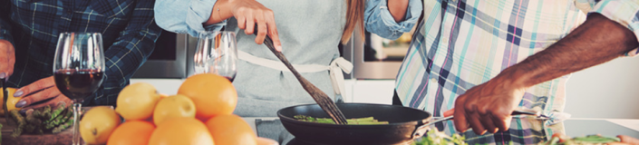 fotolia: #123242823 | © UBER IMAGES Freunde kochen zusammen