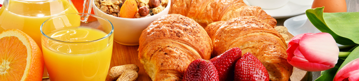fotolia: # #107321192 ©monticellllo Frühstückstisch