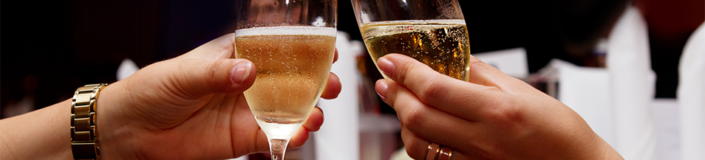 fotolia: #91442751 | © SENTELLO zwei Personen stoßen mit Champagner an